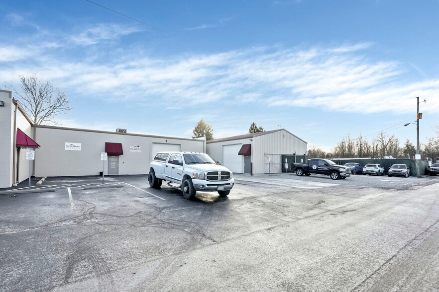 More Photos Of 187-189 W Johnstown Rd, Gahanna Warehouse For Lease
