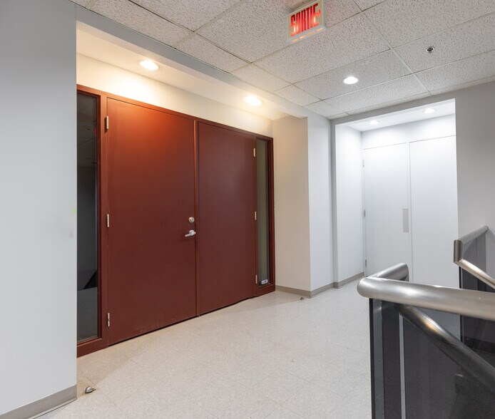 More Photos Of 4848-4868 Ch Bois-Franc, Montréal Flex For Lease