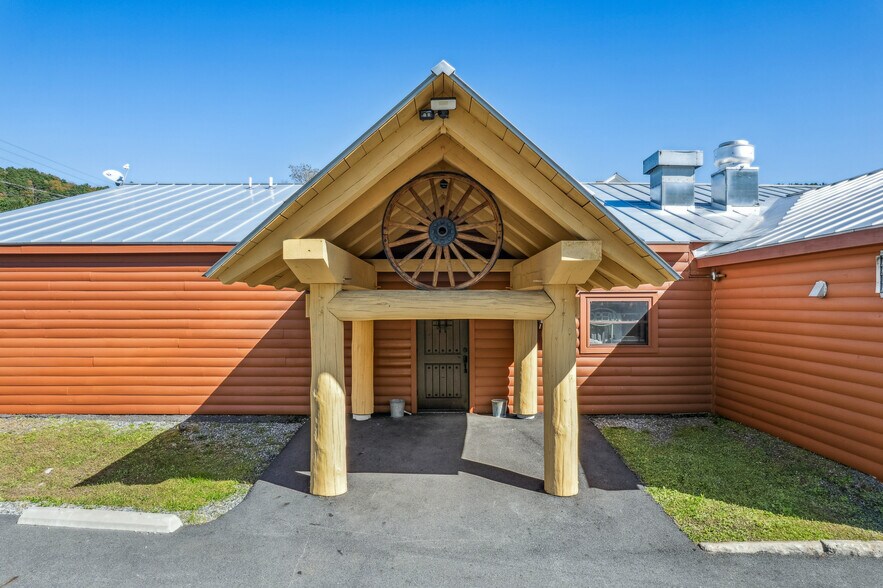 More Photos Of 1 Maple ave, Chelsea Restaurant For Sale