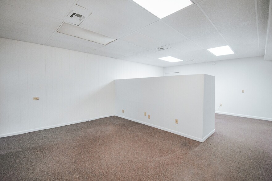 More Photos Of 305 N Laurent St, Victoria Flex For Lease