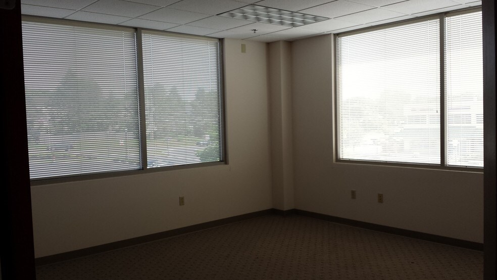 More Photos Of 1103 Rocky Dr, West Lawn Medical For Lease