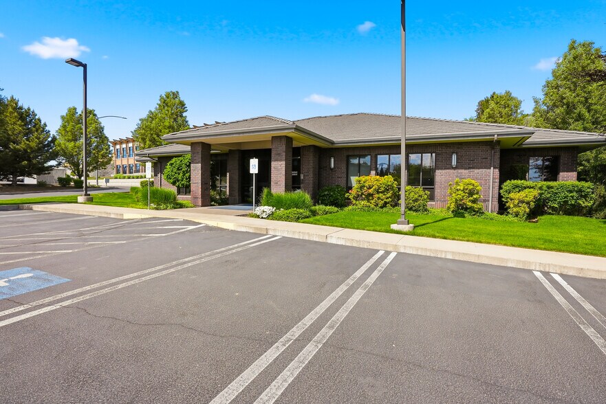 More Photos Of 925 Triple Crown Ave, Yakima Office For Sale