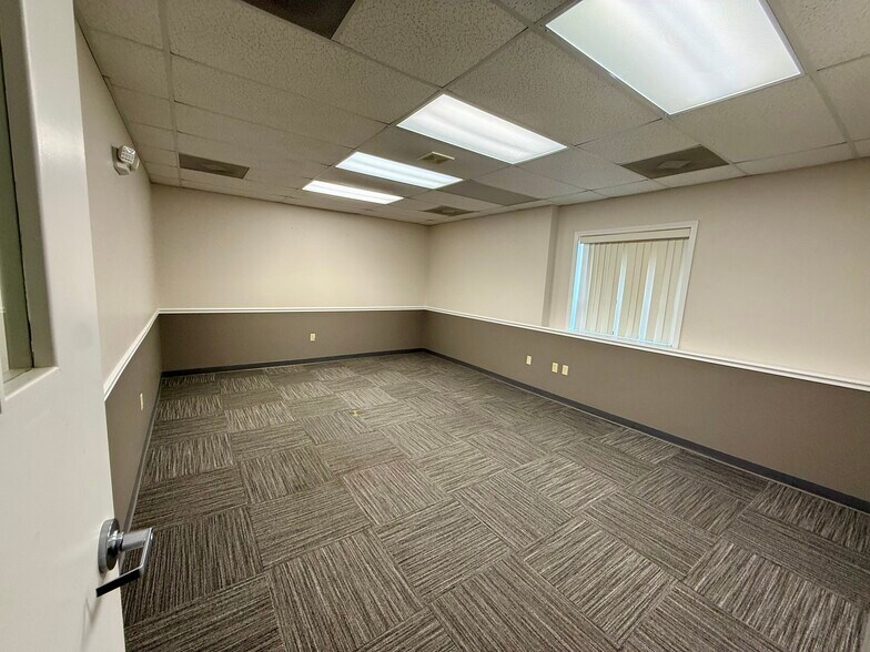 More Photos Of 326 E High St, Potosi Office For Sale