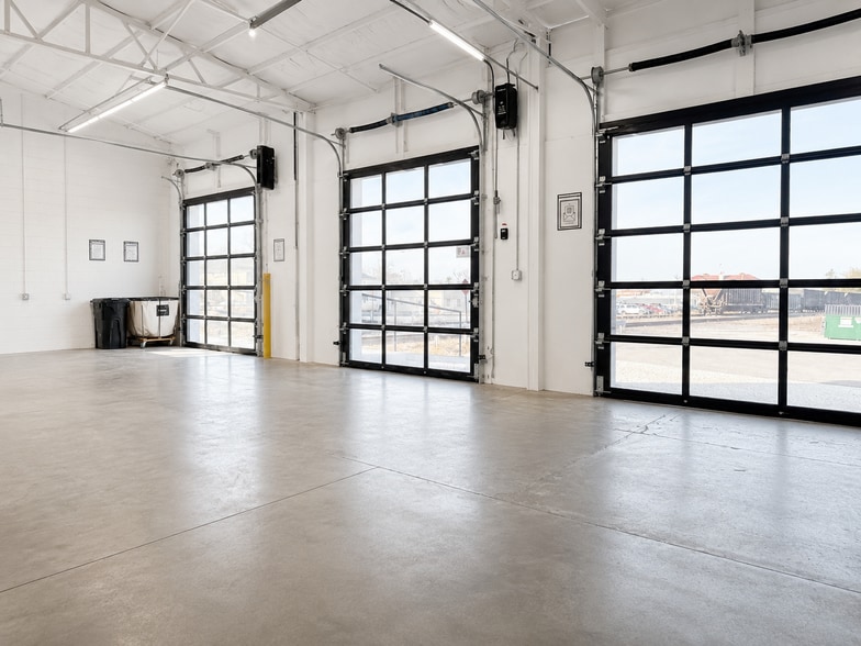 More Photos Of 600 S 1st St, Rogers Warehouse For Lease