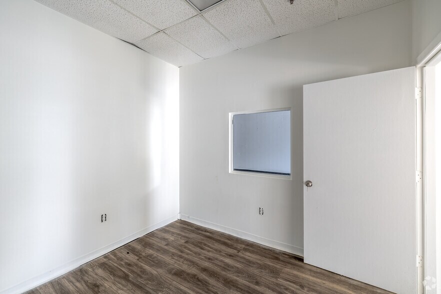 More Photos Of 300 Northstar Ct, Sanford Flex For Lease