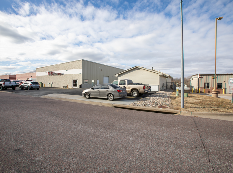 Primary Photo Of 1112 Applewood Dr, Papillion Warehouse For Sale