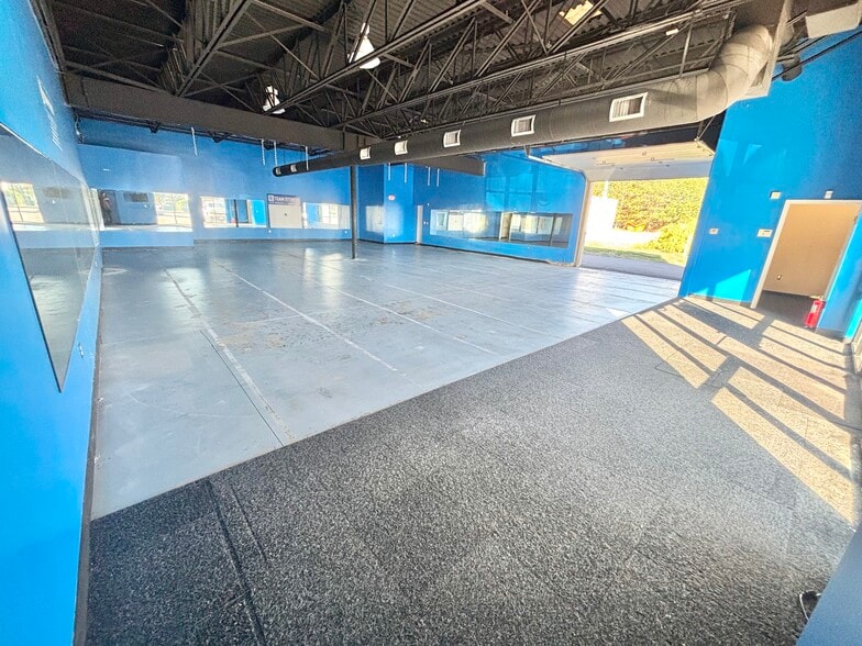 More Photos Of 7 Lafayette Rd, North Hampton Freestanding For Lease