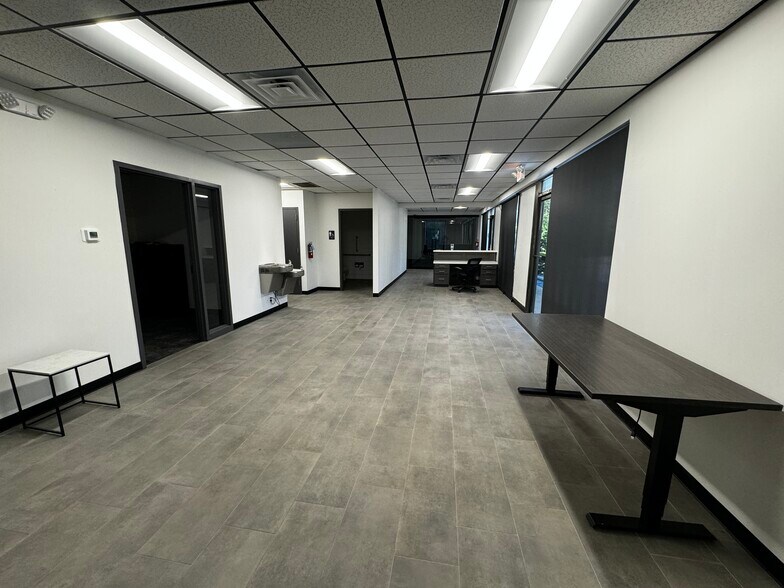 More Photos Of 10450-10452 Baur Blvd, Olivette Warehouse For Lease