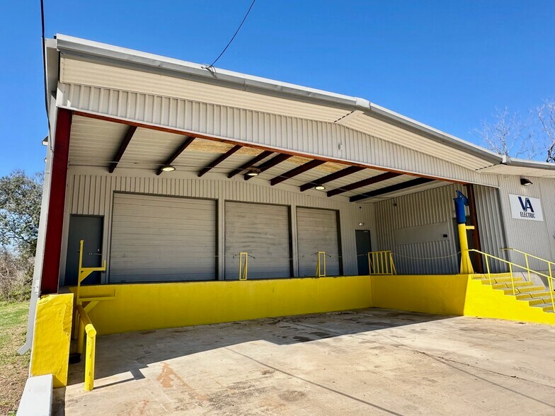 More Photos Of 210 Gravel St, Seguin Warehouse For Lease