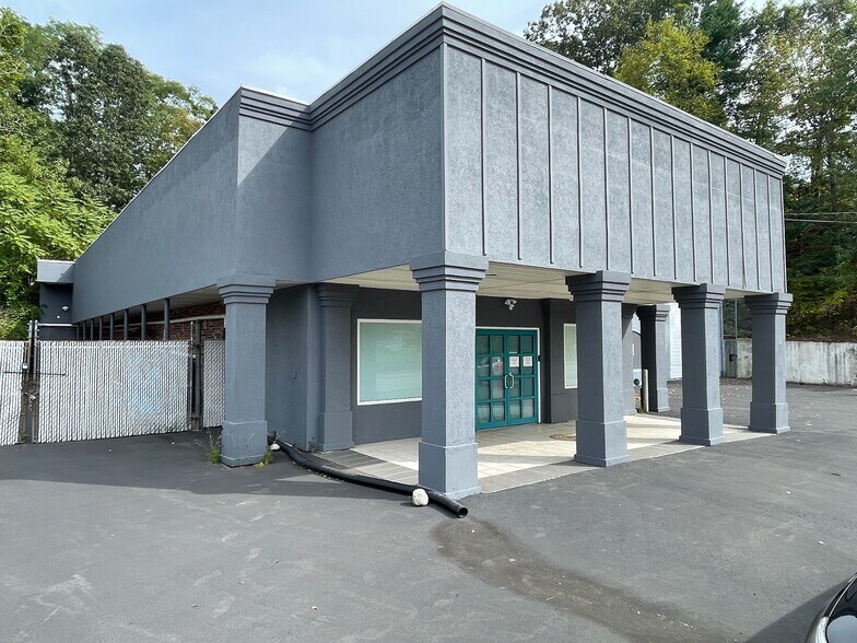 More Photos Of 2391 S Main St, Waterbury Showroom For Lease