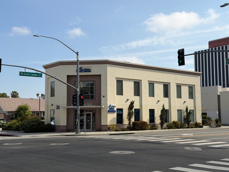 More Photos Of 801 N Ross St, Santa Ana Office For Sale