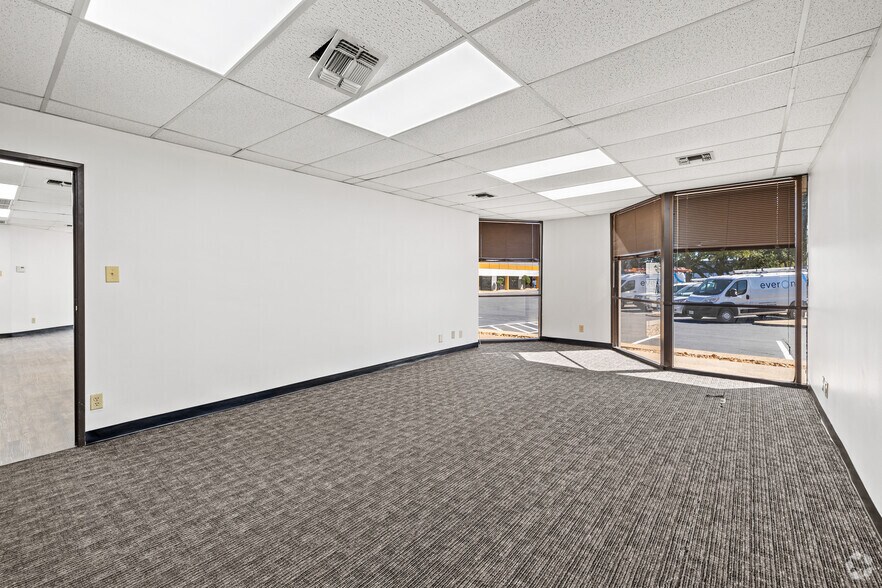 More Photos Of 11905-11945 Starcrest Dr, San Antonio Light Distribution For Lease