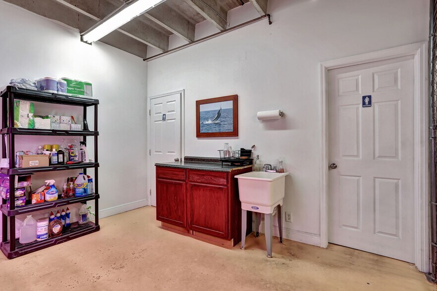 More Photos Of 3496 NE 12th Ter, Oakland Park Warehouse For Sale