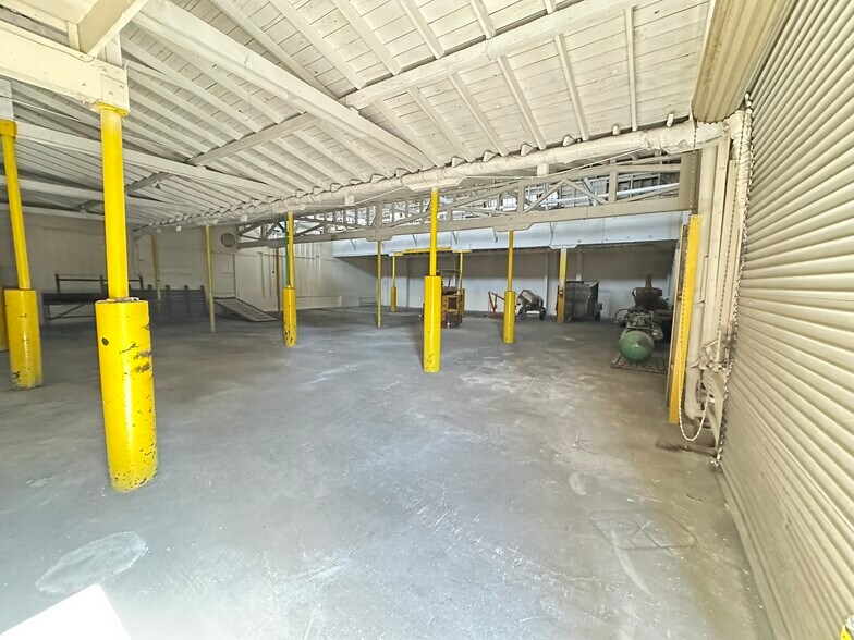 More Photos Of 323 S Fir St, Medford Warehouse For Sale