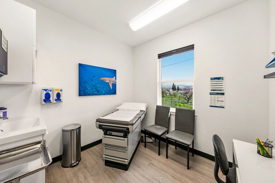 More Photos Of 296 S Pacific Hwy, Talent Medical For Sale