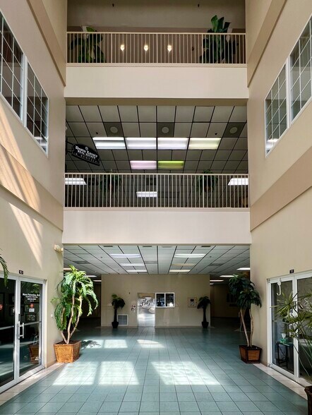 More Photos Of 4507 Furling Ln, Destin Loft Creative Space For Sale