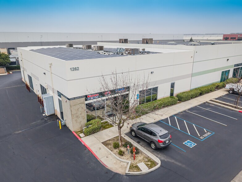 More Photos Of 1260 DuPont Ct, Manteca Flex For Sale