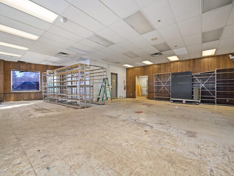 More Photos Of 211 S Milwaukee Ave, Libertyville General Retail For Sale