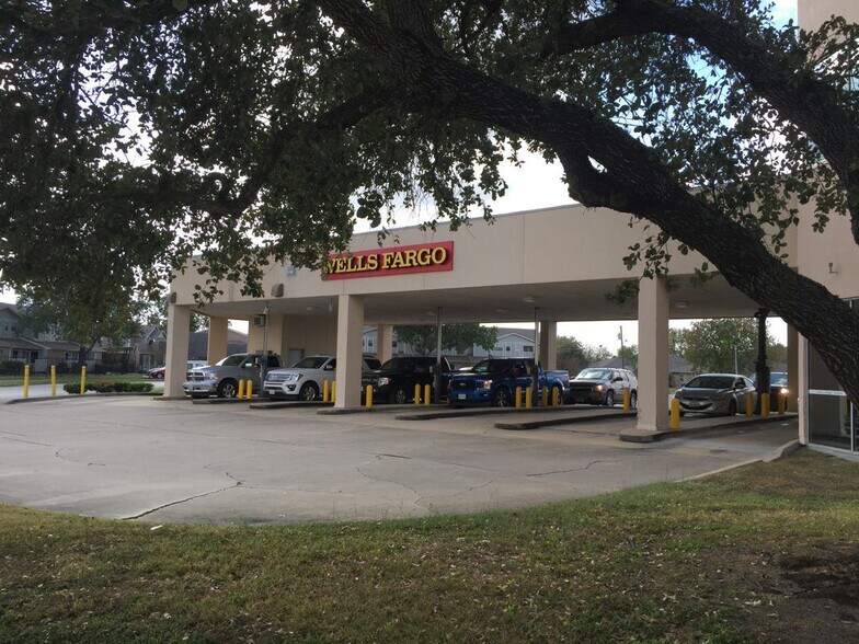 More Photos Of 1501 E Mockingbird Ln, Victoria Office For Lease