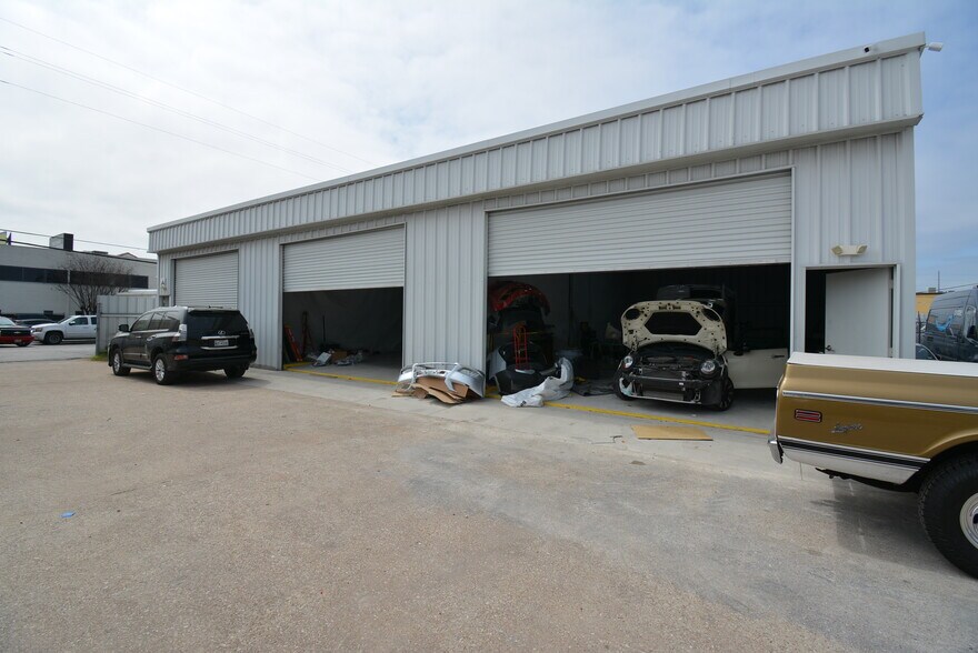 More Photos Of 5610-5613 Southwest Fwy, Houston Flex For Lease