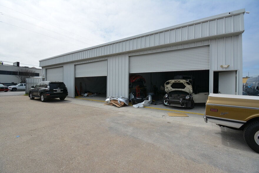More Photos Of 5610-5613 Southwest Fwy, Houston Mixed Retail For Lease