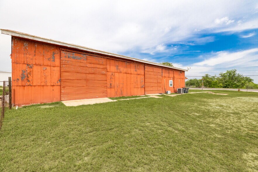 More Photos Of 805 N Magnolia Ave, Luling Flex For Sale