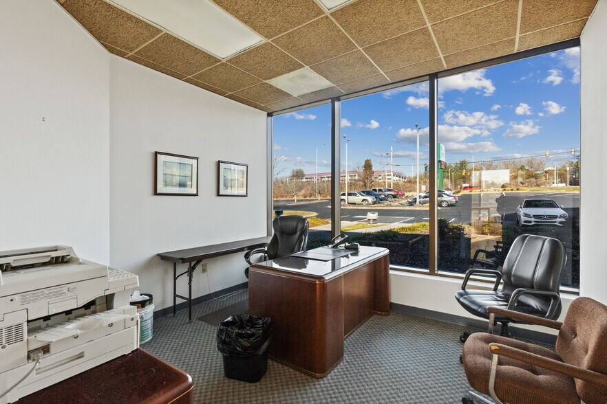 More Photos Of 1989-1999 E Stone Dr, Kingsport Office For Lease