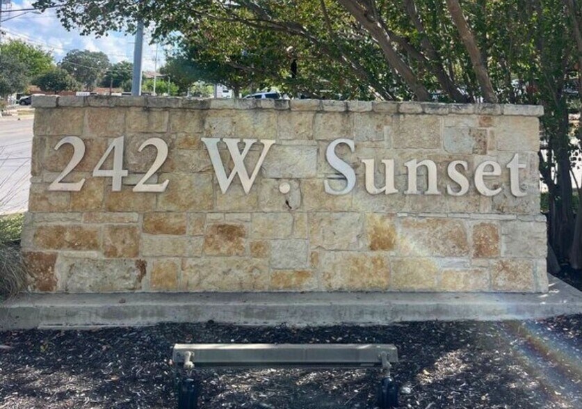 More Photos Of 242 W Sunset Rd, San Antonio Office For Sale