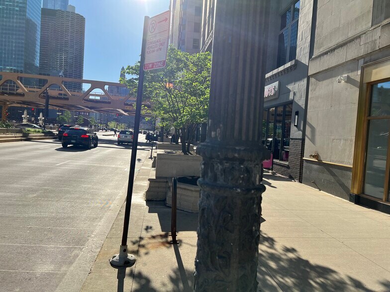 More Photos Of 211 W Wacker Dr, Chicago Office For Lease