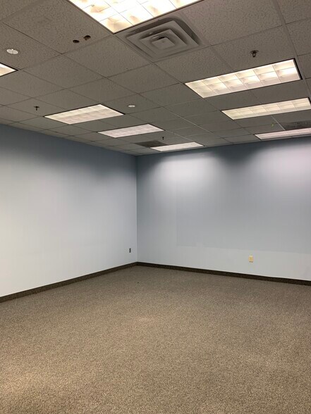 More Photos Of 1955 Lakeway Dr, Lewisville Showroom For Lease