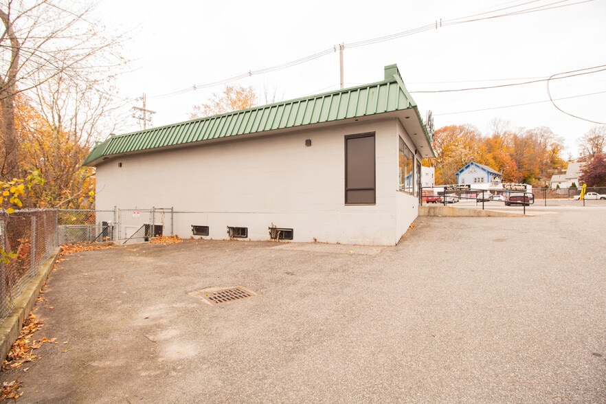 More Photos Of 9 Stafford St, Worcester Freestanding For Sale