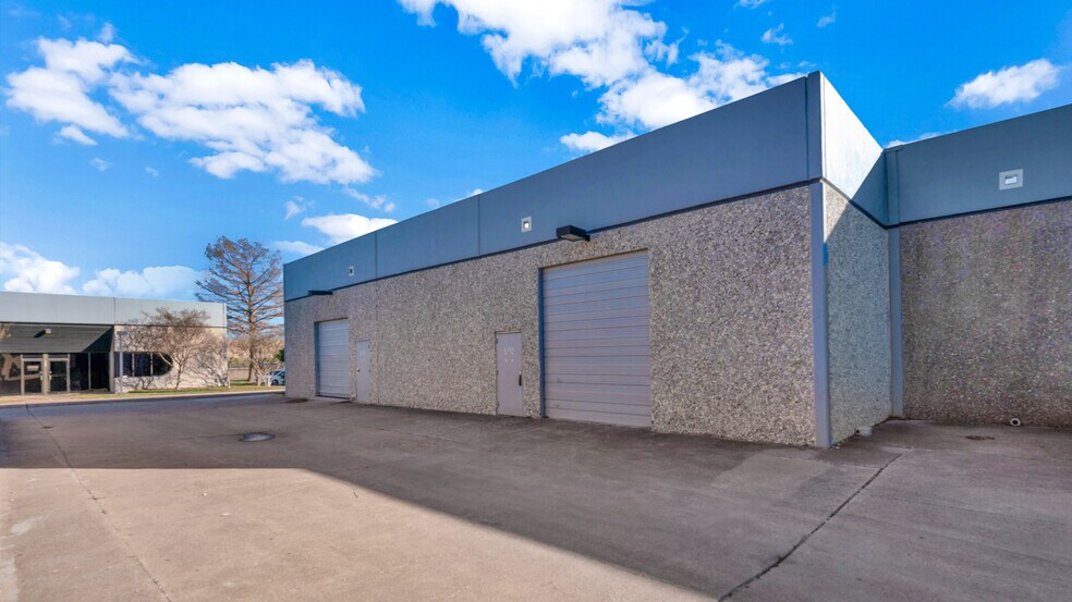 More Photos Of 8406 Sterling St, Irving Light Distribution For Lease