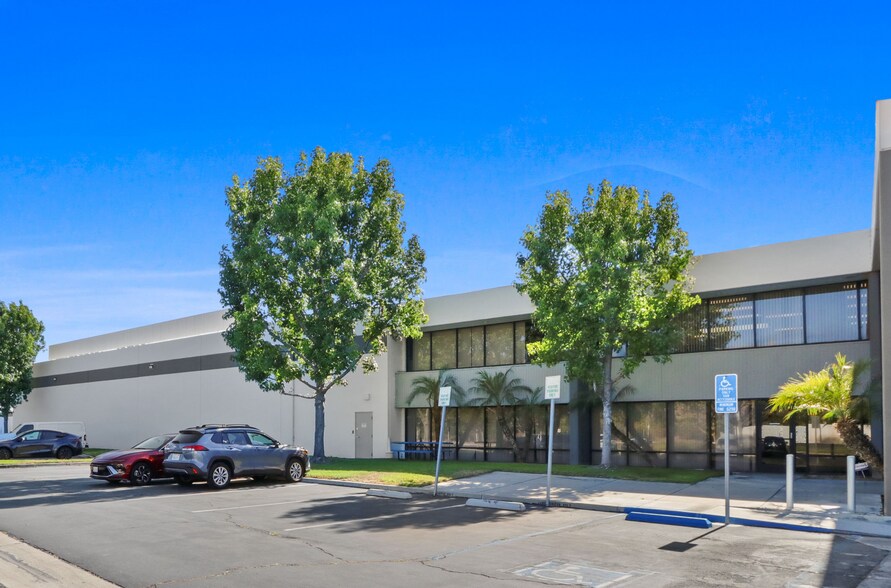 More Photos Of 1555-1565 S Sinclair St, Anaheim Light Manufacturing For Lease