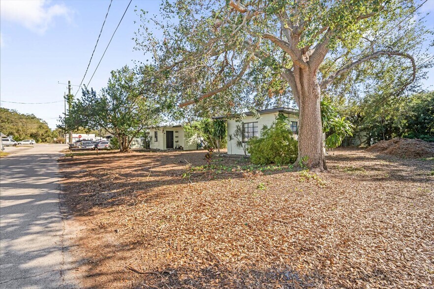 More Photos Of 13642 N Florida Ave, Tampa Freestanding For Sale