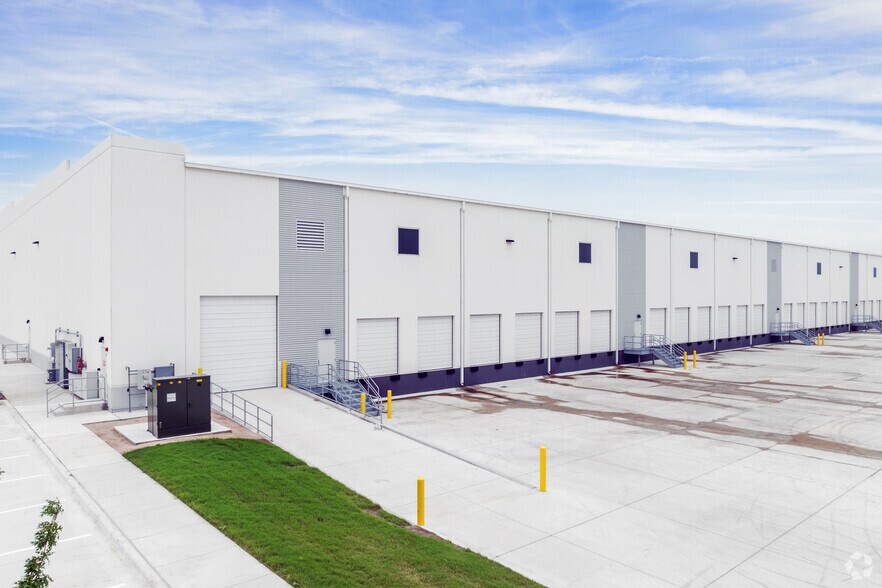 More Photos Of 4811 N Interstate 35, Georgetown Distribution For Lease