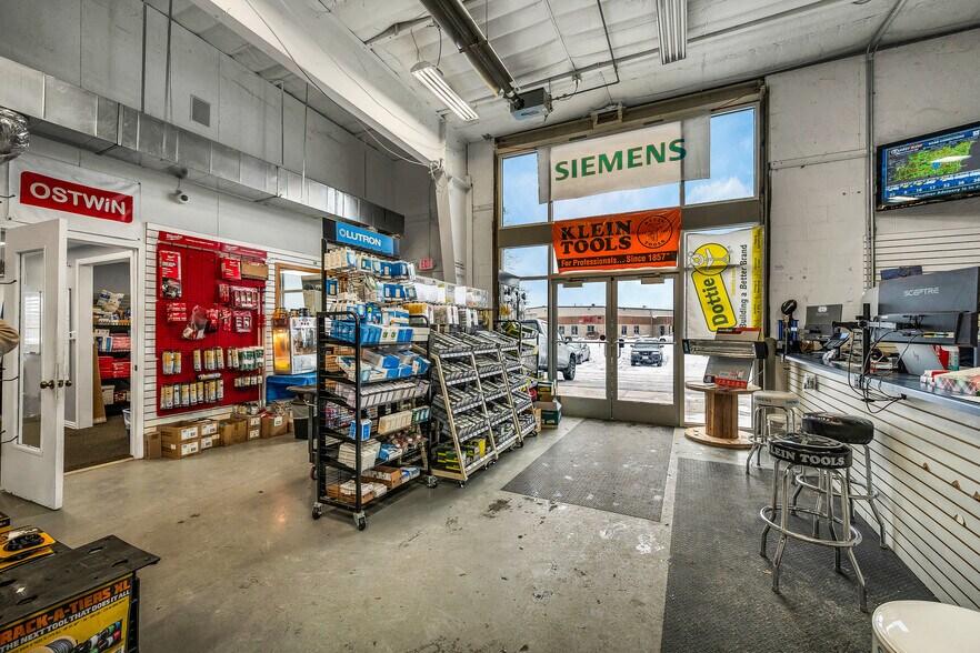 More Photos Of 3180 Coronet Way, Green Bay Manufacturing For Lease