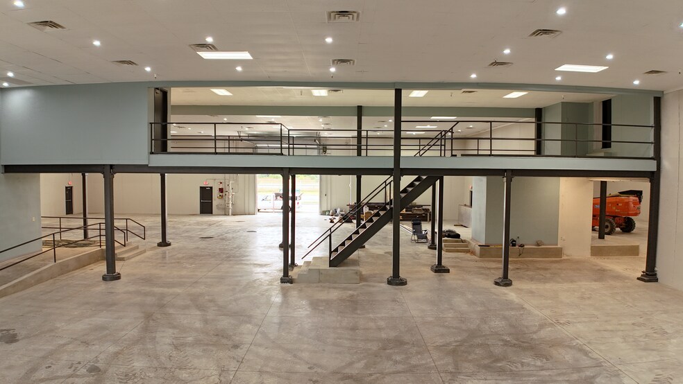 More Photos Of 38450 Tanger Dr, North Branch Service Station For Lease