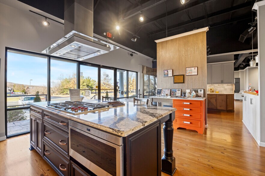 More Photos Of 1930 Deyerle Ave, Harrisonburg Freestanding For Sale