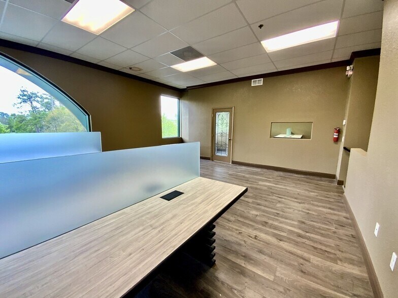 More Photos Of 7075 Kingspointe Pky, Orlando Showroom For Lease