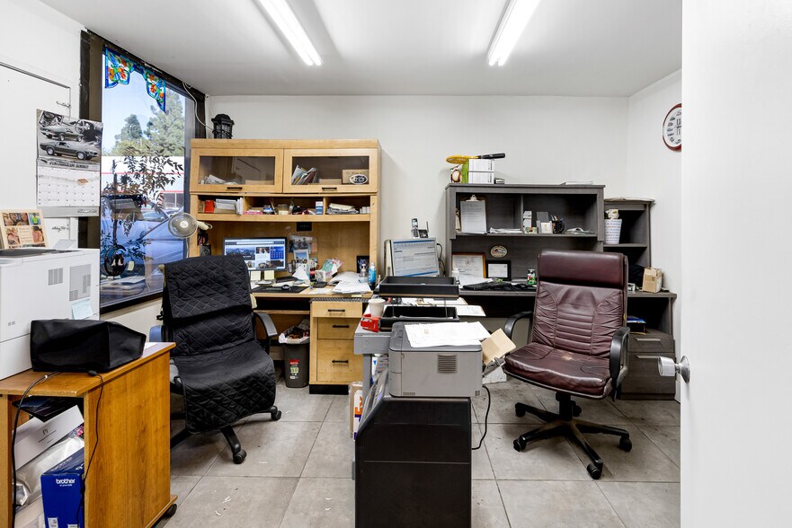 More Photos Of 1010-1016 W Barkley Ave, Orange Warehouse For Sale