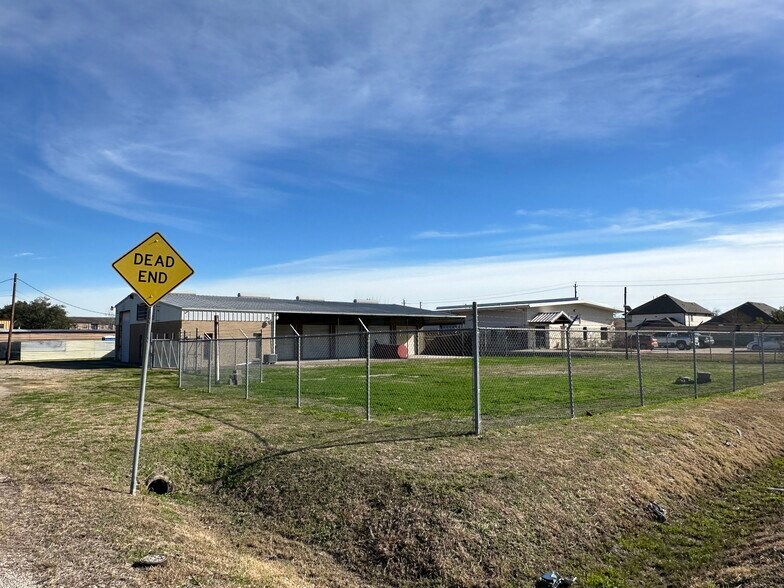 More Photos Of 3412 Lockheed St, Pearland Auto Salvage Facility For Sale