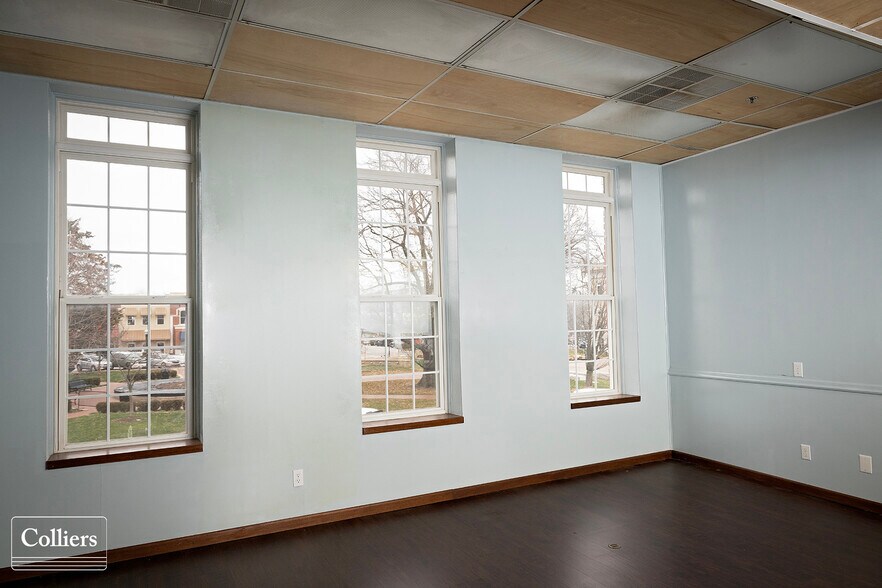 More Photos Of 106-112 E Central Ave, Bentonville General Retail For Sale