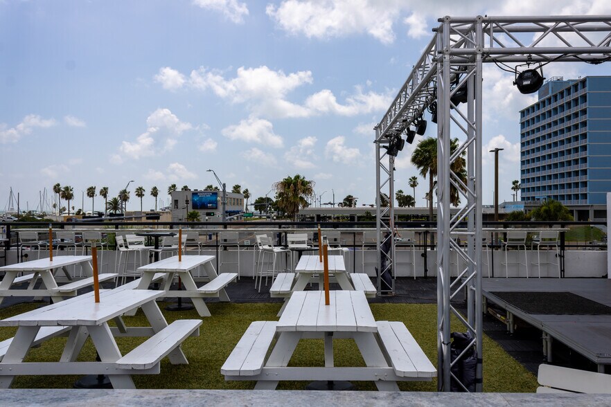 More Photos Of 326 N Chaparral St, Corpus Christi Freestanding For Lease
