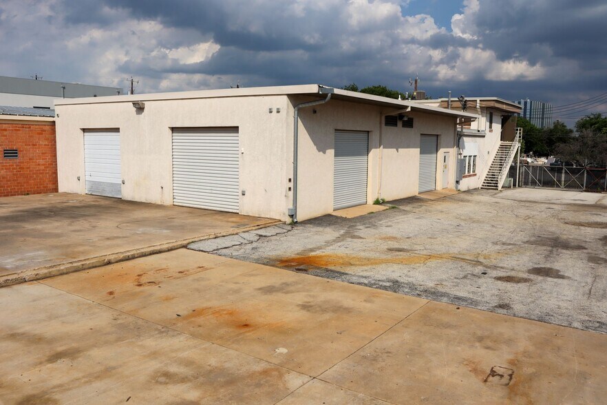 More Photos Of 9807 McCullough Ave, San Antonio Showroom For Sale