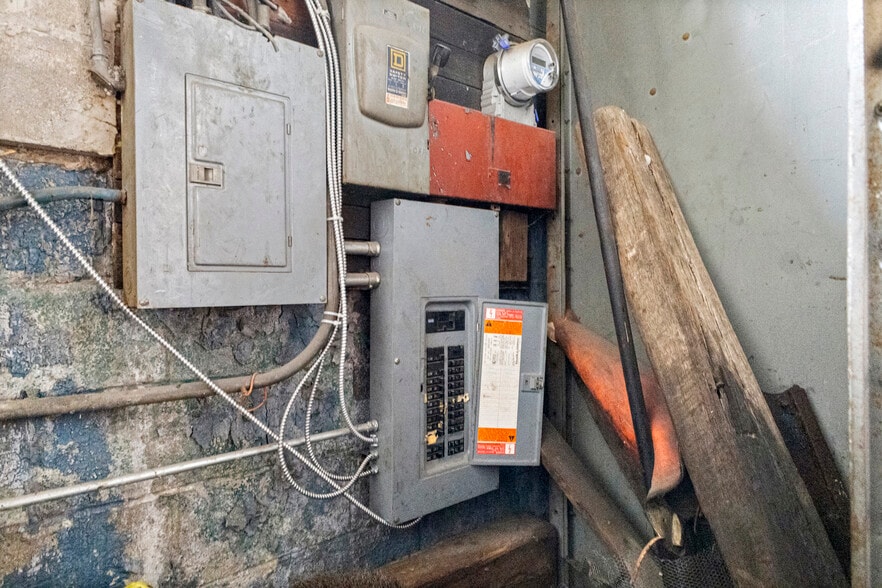 More Photos Of 8301 W Chicago, Detroit Flex For Sale