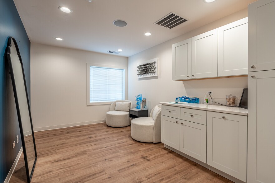 More Photos Of 330 W Frontage Rd, Northfield Medical For Lease