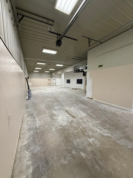 More Photos Of 7737 E 42nd Pl, Tulsa Warehouse For Lease