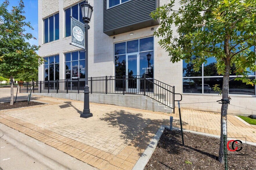 More Photos Of 211 S Brown St, Round Rock Medical For Sale