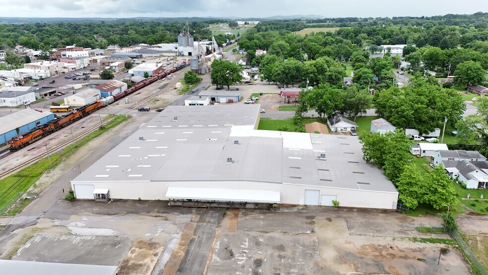 More Photos Of 102 S Main St, Mountain Grove Warehouse For Sale