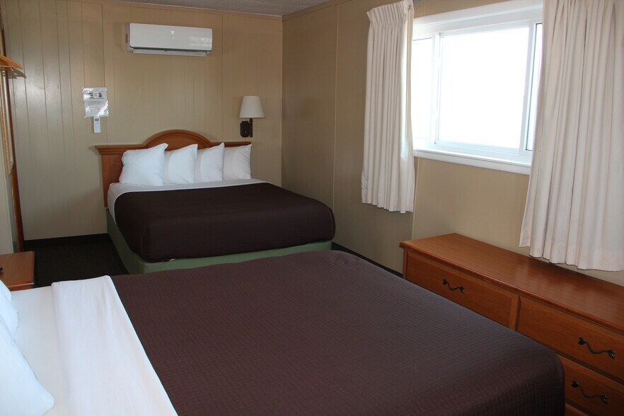 More Photos Of 115 N River St, Chamberlain Hotel For Sale